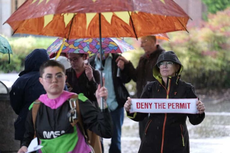 Community members rally ahead of the Oregon Dept. of Environmental Quality’s public hearing about Zenith Energy’s proposed air pollution permit. Photo by Alex Milan Tracy